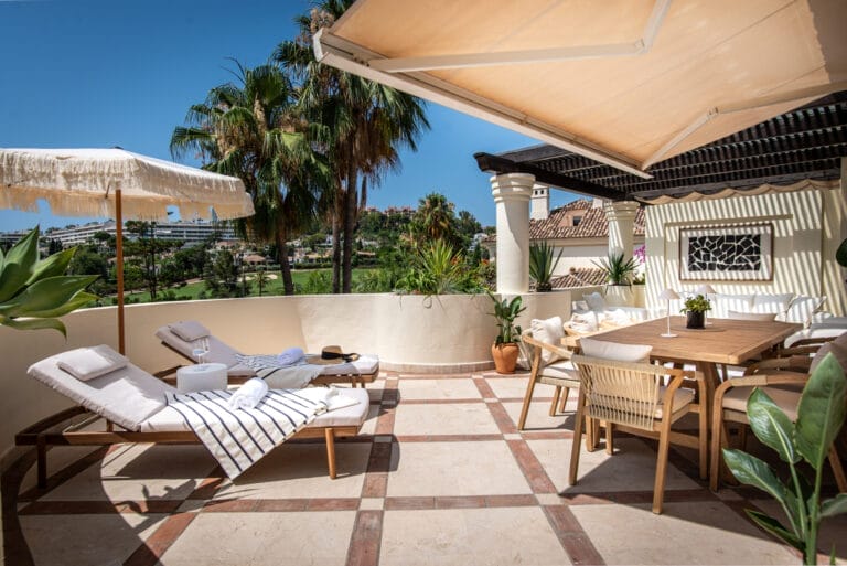 Elegant duplex penthouse with golf views in the prestigious Las Alamandas, Nueva Andalucia