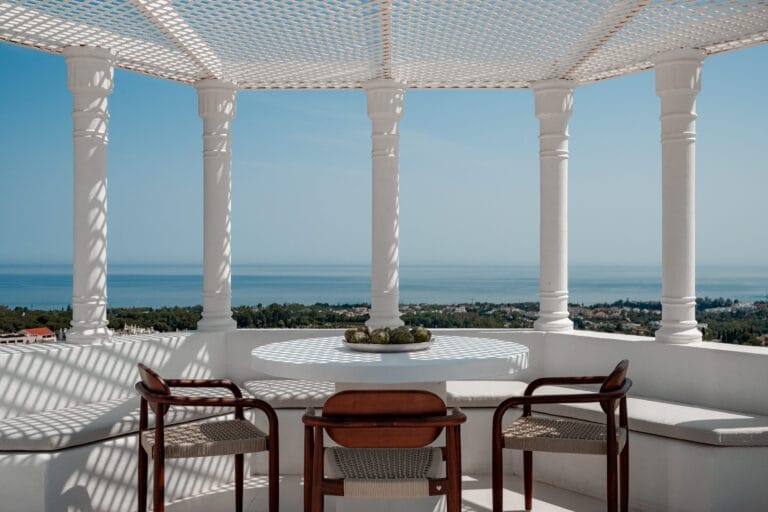 A luxury retreat between the sea and mountains with contemporary design on Marbella’s Golden Mile