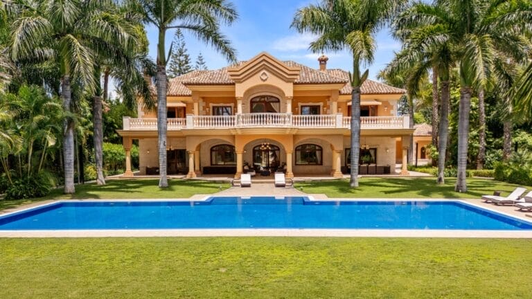 Exceptional large villa beachside, a unique opportunity in Guadalmina Baja, San Pedro de Alcantara