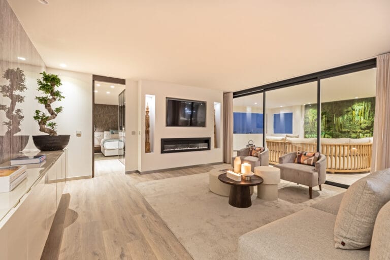Exquisite five bedroom apartment including a garage space in Puerto Banús, Marbella