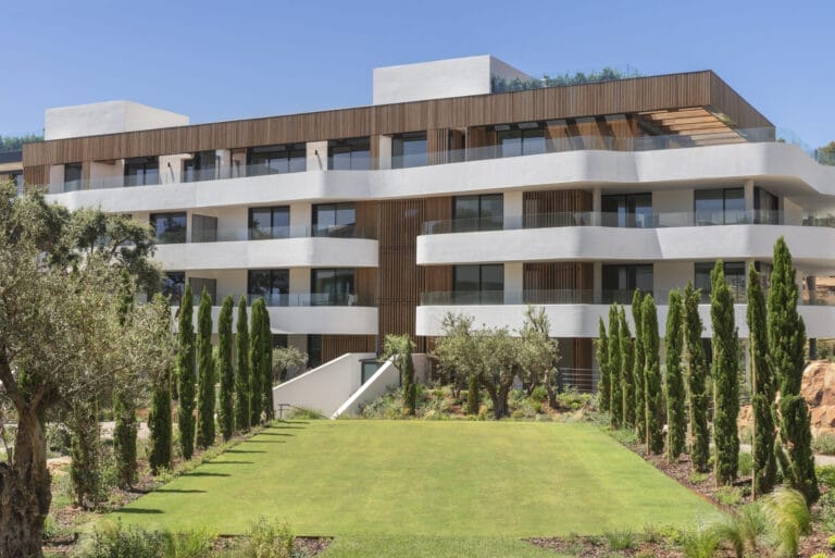 Great apartment with its own garden in La Reserva, Sotogrande