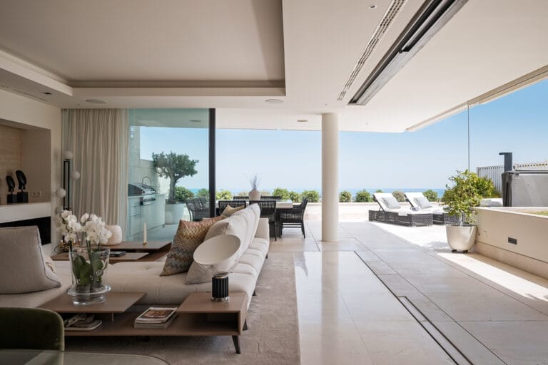Luxurious and exceptionally spacious apartment with villa-style amenities in La Quinta, Benahavís