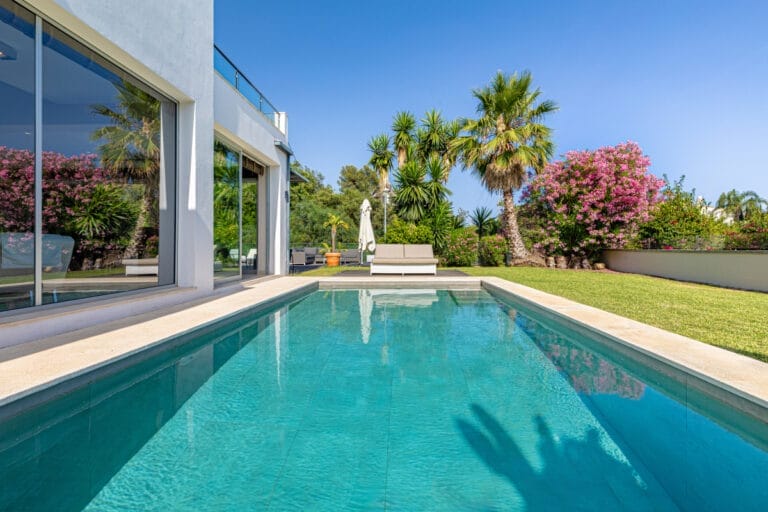 Contemporary villa with heated pool in El Rosario, Marbella East