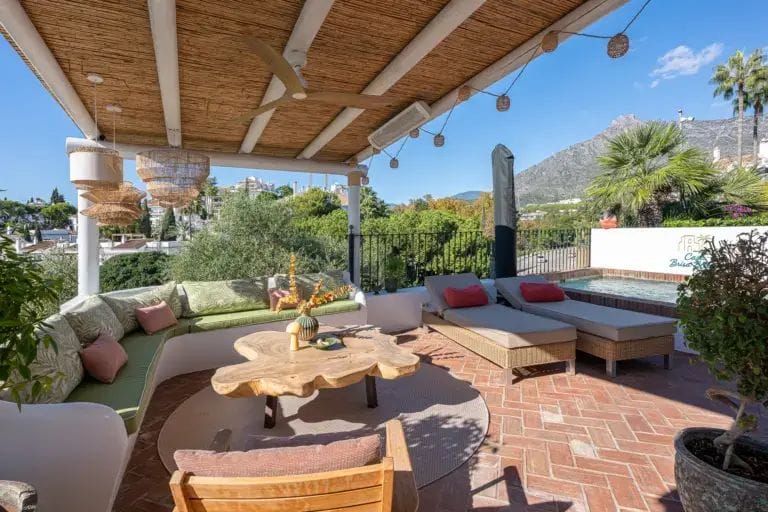 Elegant townhouse with private pool & panoramic views in Arco Iris, Altos de Puente Romano