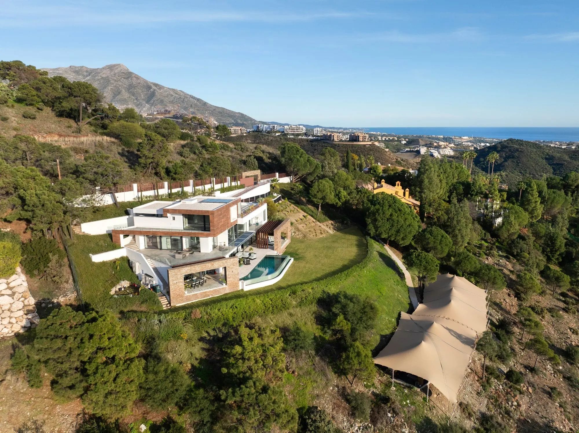 Architectural masterpiece with panoramic sea & mountain views in El Madroñal, Benahavís