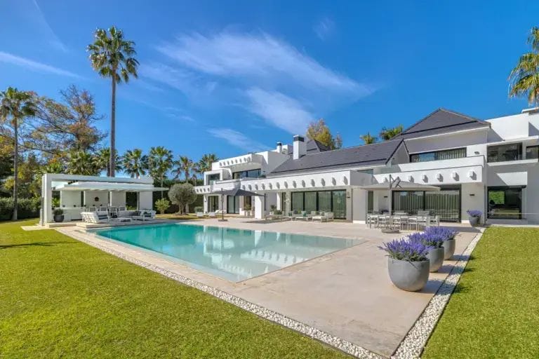 Contemporary luxury villa with expansive plot and refined Mediterranean living in Guadalmina Baja, Marbella