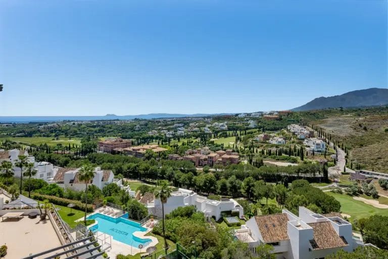 Penthouse in a privileged setting with panoramic views of the sea and golf course in Los Flamingos, Benahavís