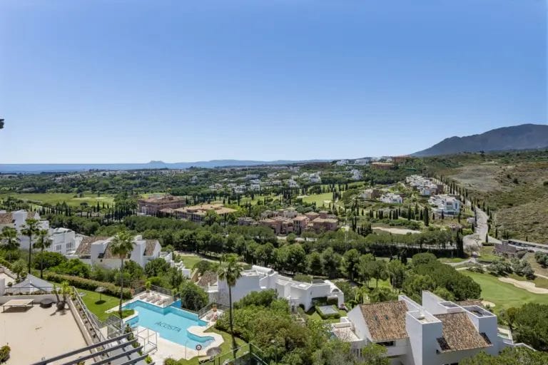 Penthouse in a privileged setting with panoramic views of the sea and golf course in Los Flamingos, Benahavís