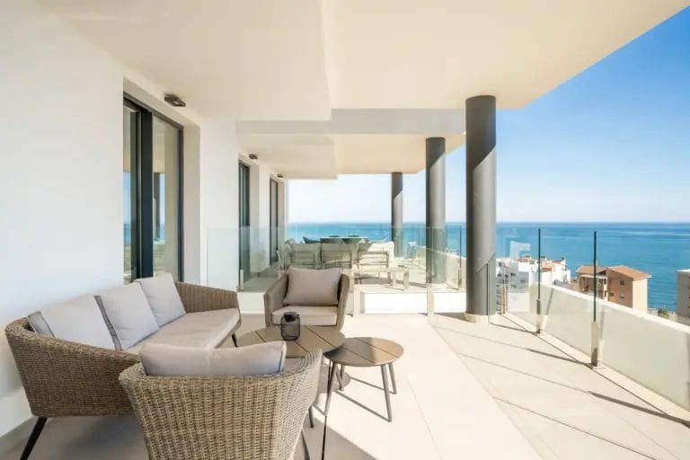 A stylish two-bedroom apartment with sea views in Sea View Urbanisation, Fuengirola