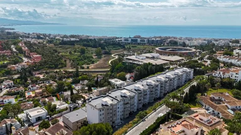 Ground floor residence with sea and mountain views in Nueva Andalucia, Marbella