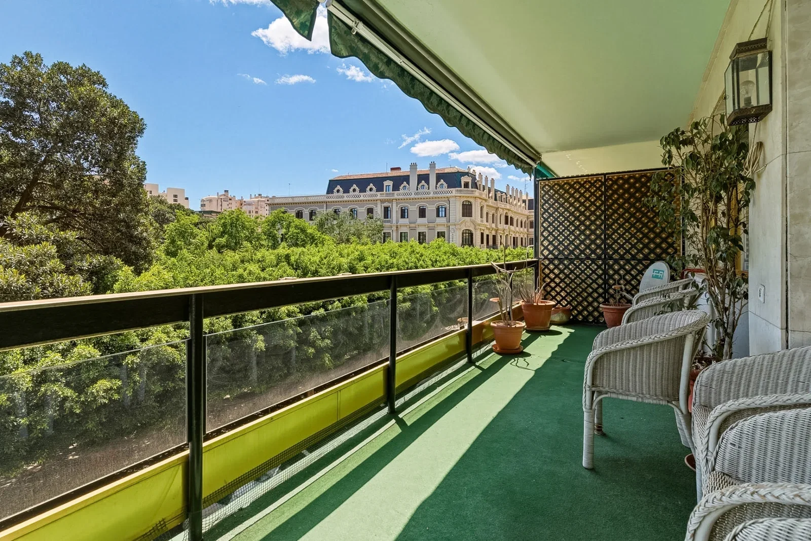 Classic residence with great potential on Paseo Reding, in the heart of La Malagueta, Málaga Classic residence with great potential on Paseo Reding, in the heart of La Malagueta, Málaga