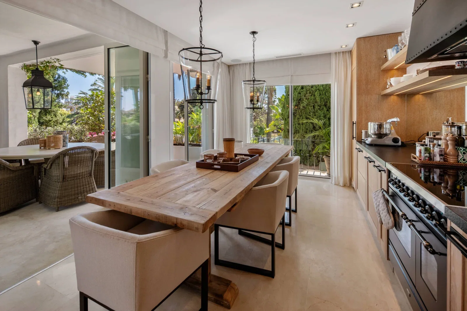 Elegant beachside apartment in Marina Puente Romano, Marbella Golden Mile Elegant beachside apartment in Marina Puente Romano, Marbella Golden Mile