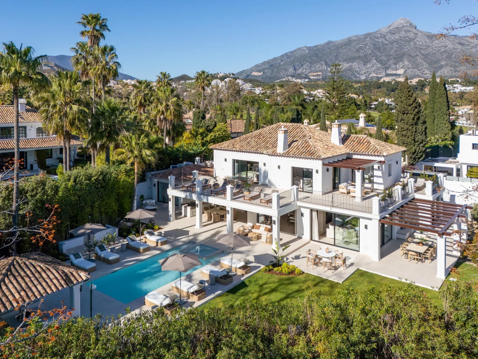 Remarkable frontline golf villa in La Cerquilla, Nueva Andalucía Remarkable frontline golf villa in La Cerquilla, Nueva Andalucía