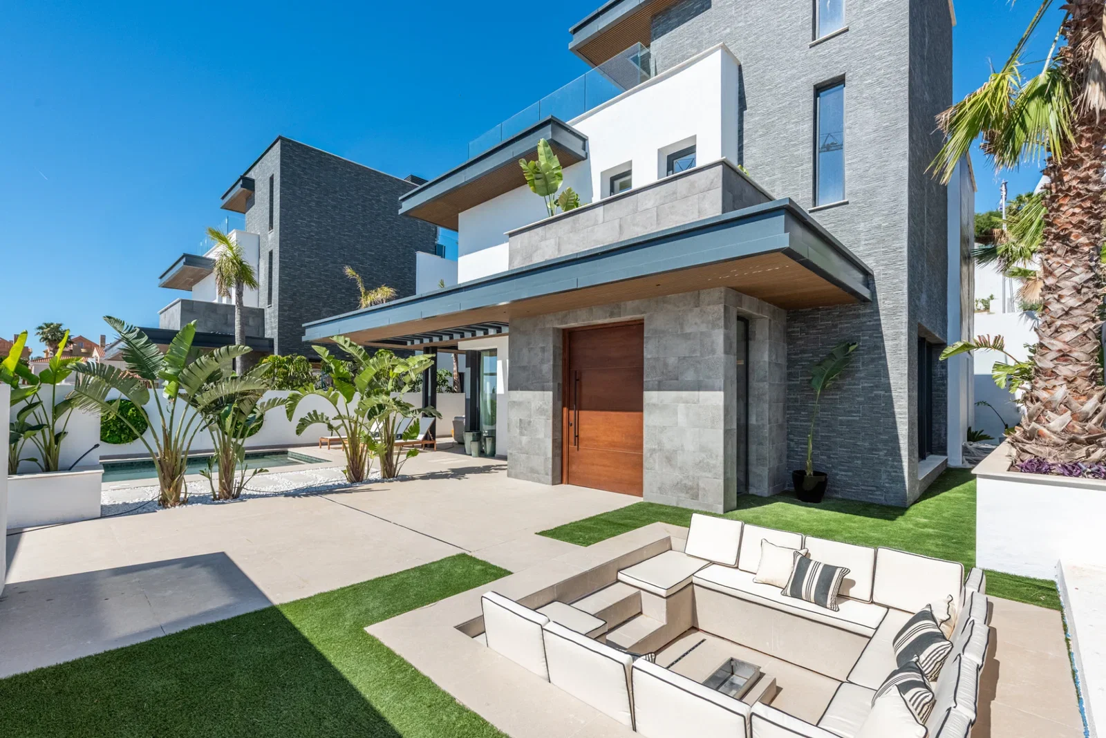Stunning villa with rooftop solarium and spectacular views in Riviera del Sol Stunning villa with rooftop solarium and spectacular views in Riviera del Sol