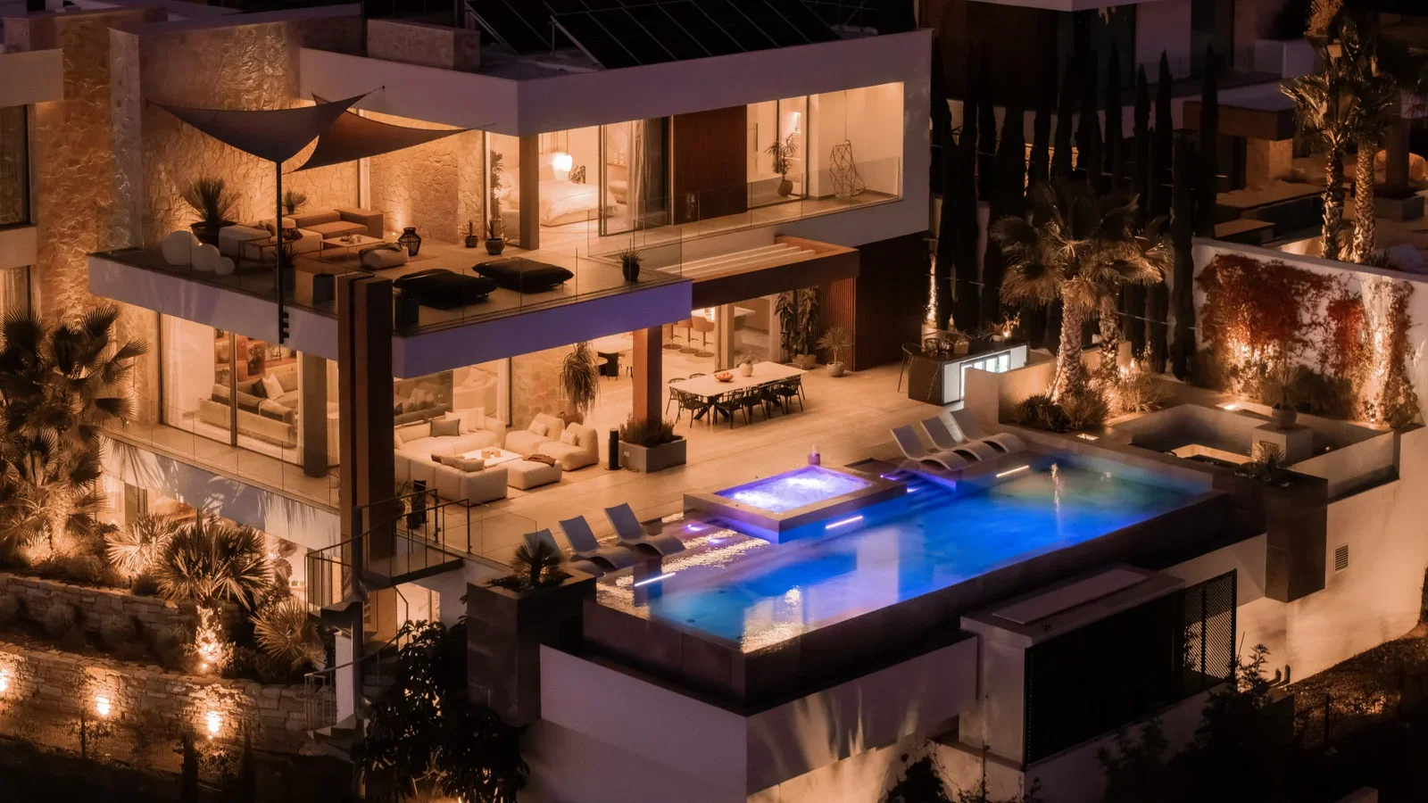 A newly contemporary luxury villa with panoramic sea views in La Quinta, BenahavĂs A newly contemporary luxury villa with panoramic sea views in La Quinta, BenahavĂs
